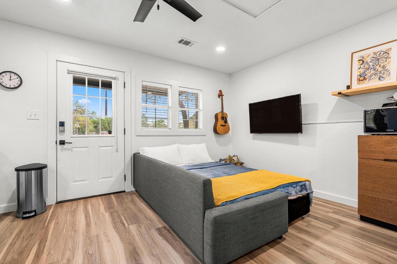 New! The Yellow Door- Downtown Wimberley W/ River Access المظهر الخارجي الصورة
